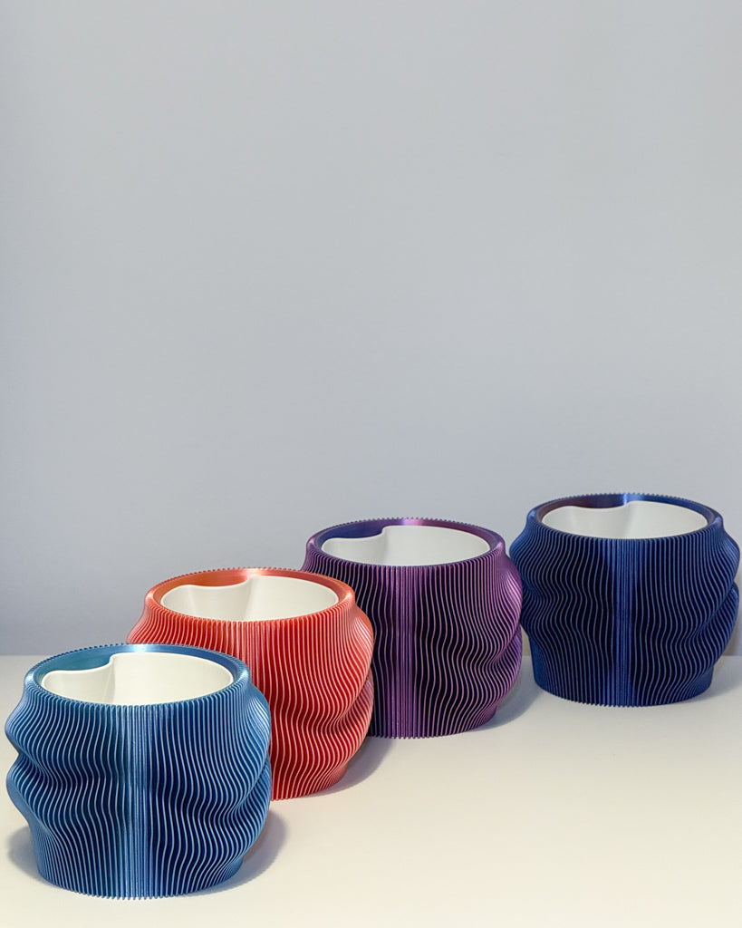 Vier Übertöpfe Marea in Blau, Rot, Violett und Nachtblau mit sanften Wellen, 3D-gedruckt – TAO Dekor