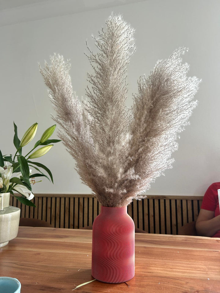 Luna Vase in Rot mit Pampasgras auf dem Esstisch – Kundenfoto