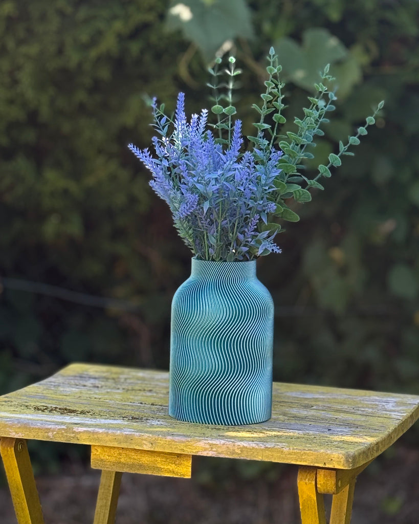 Blaue Vase Luna in Hawaii-Blau im Garten, 3D-gedruckt – TAO Dekor