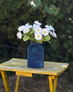 Blaue Vase Luna in Phantomblau im Garten, 3D-gedruckt – TAO Dekor