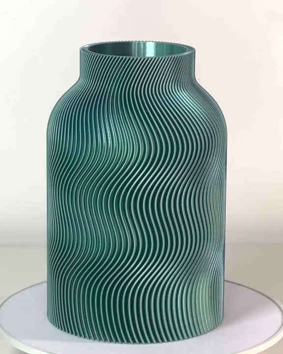 Vase Luna in Hawaii-Blau – changierender Farbwechsel im Licht (Video)